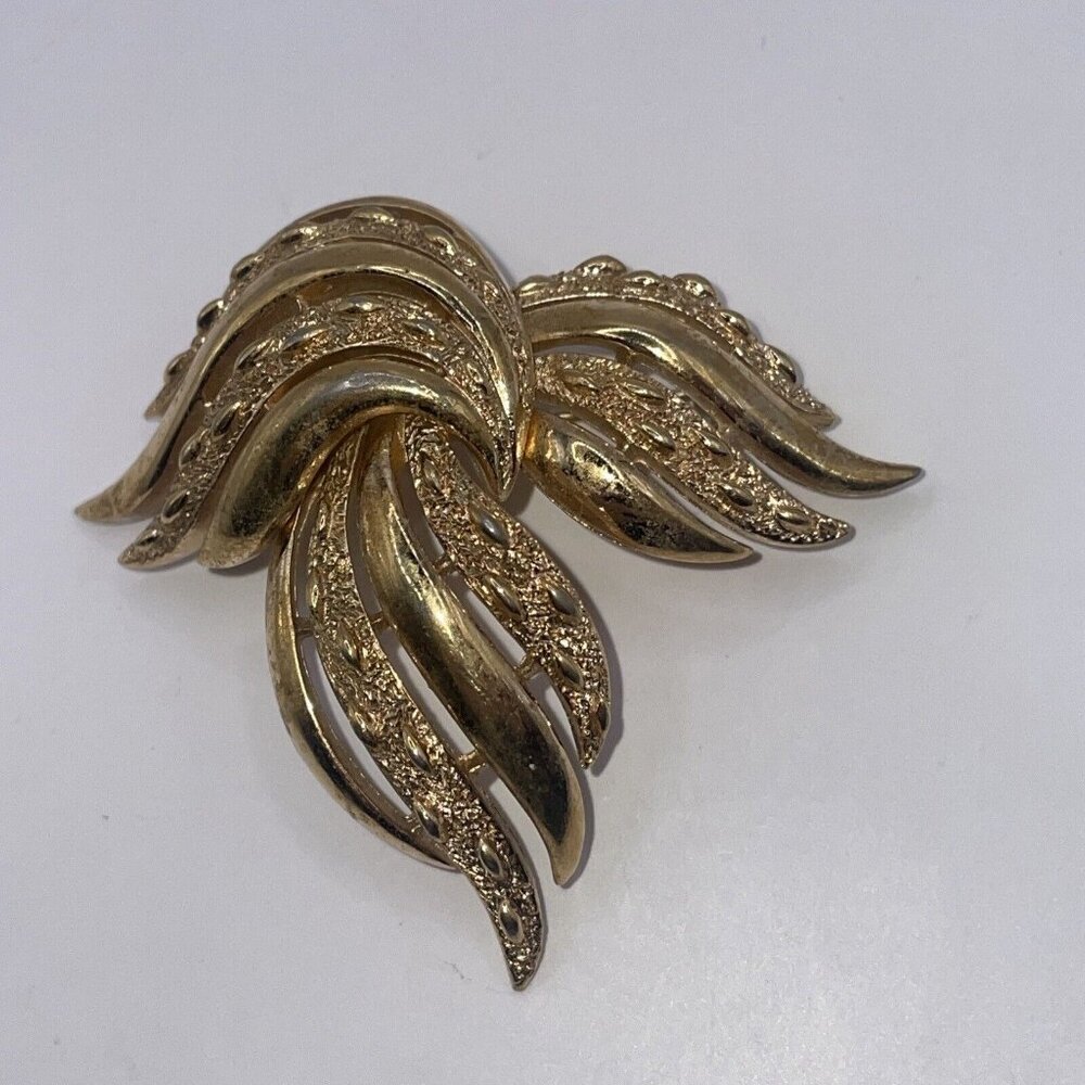 VTG Signed CROWN TRIFARI Gold Tone Fanned Ribbon Textured Abstract Pin Brooch